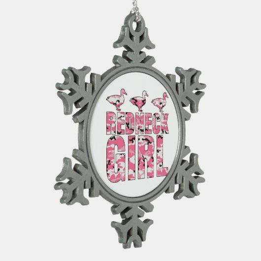 レッドネックの女の子はピンクの迷彩柄のクリスマスのオーナメントを引込めます スノーフレークピューターオーナメント (左)