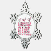 レッドネックの女の子はピンクの迷彩柄のクリスマスのオーナメントを引込めます スノーフレークピューターオーナメント (右)