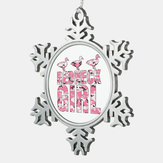 レッドネックの女の子はピンクの迷彩柄のクリスマスのオーナメントを引込めます スノーフレークピューターオーナメント (右)