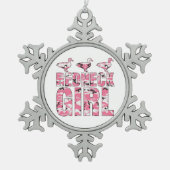 レッドネックの女の子はピンクの迷彩柄のクリスマスのオーナメントを引込めます スノーフレークピューターオーナメント (正面)