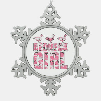 レッドネックの女の子はピンクの迷彩柄のクリスマスのオーナメントを引込めます スノーフレークピューターオーナメント
