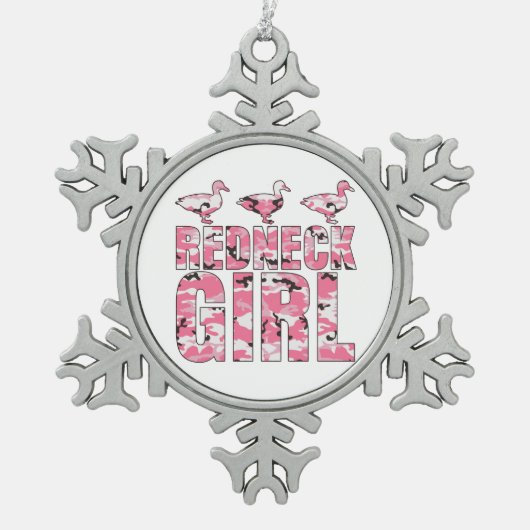 レッドネックの女の子はピンクの迷彩柄のクリスマスのオーナメントを引込めます スノーフレークピューターオーナメント (正面)