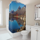 レッドハウス付き山湖 シャワーカーテン (インサイチュ)