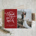 レッドハンドレタリング結婚の写真ありがとう ポストカード<br><div class="desc">この感謝していカスタマイズ可能な写真を使って家族や友だち感謝していに送信するポストカード。赤い背景モダンを持つ手レタリングを特徴とする。写真と詳細を追加してパーソナライズこの写真感謝していは、結婚式、卒業式、誕生日、その他のイベントに最適。</div>