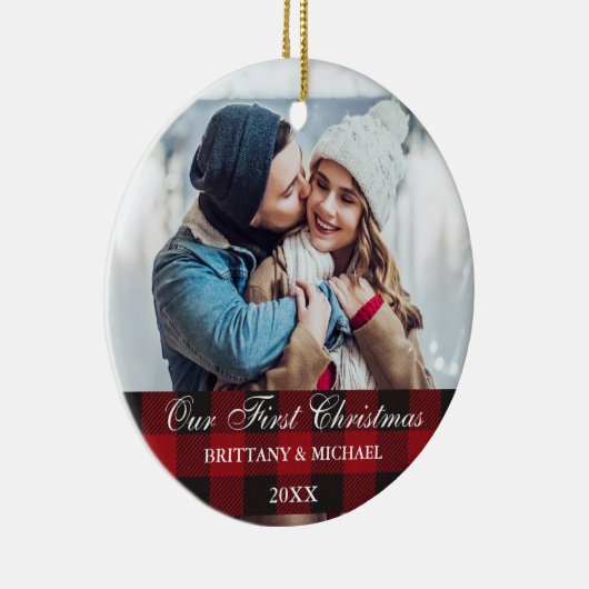 レッドバッファロープレイドカップル初めてのクリスマス セラミックオーナメント (右)