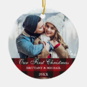 レッドバッファロープレイドカップル初めてのクリスマス セラミックオーナメント (正面)