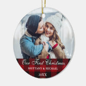 レッドバッファロープレイドカップル初めてのクリスマス セラミックオーナメント (左)