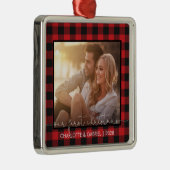 レッドバッファロープレイドカップル私たちの初めてのクリスマス メタルオーナメント (右)