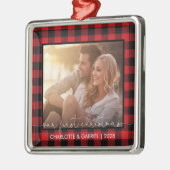 レッドバッファロープレイドカップル私たちの初めてのクリスマス メタルオーナメント (左)