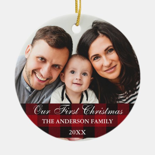 レッドバッファロープレイドファミリー私たちの初めてのクリスマス セラミックオーナメント (正面)