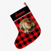 レッドバッファロープレイドベビーの初めてのクリスマス写真 ラージクリスマスストッキング (裏面 (吊り時))