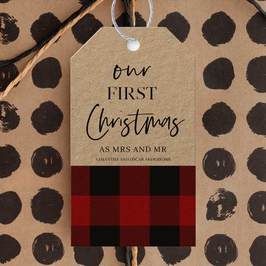 レッドバッファロープレイド&私たちの初めてのクリスマス ギフトタグ