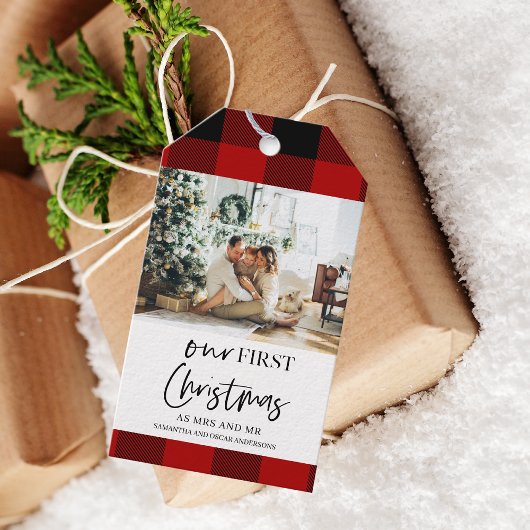 レッドバッファロープレイド&私たちの初めてのクリスマス ギフトタグ