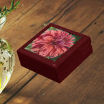 レッドバリゲットダリア開花フローラ ギフトボックス<br><div class="desc">大きく赤く変質したダリア開花の写真のイメージを特徴とするセラミックタイル付きの木製のギフトボックスにトライケット、ジュエリー、その他の小さなキープサケを格納する。素敵なフローラデザイン!ギフトボックスのサイズと色を選択。</div>