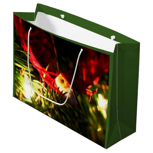レッドバードオーナメントオンクリスマスツリー抱き枕 ラージペーパーバッグ (正面アングル)