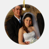 レッドバーンパインツリーズスノー我々の初めてのクリスマス写真 セラミックオーナメント (裏面)