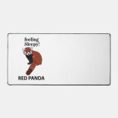 レッドパンダ感じの眠いおもしろいレッドパンダ デスクマット (正面)
