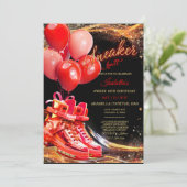 レッドパーソナライズされた金ゴールドスニーカーボール誕生日 招待状 (スタンド正面)