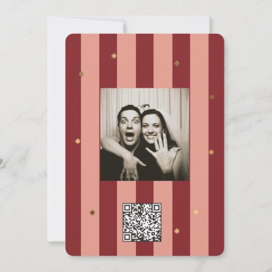 レッドピンクストライプの金ゴールドス結婚ター 招待状 (裏面)