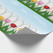 レッドピンク&イエローチューリップ白いピケットフェンスのタイル ラッピングペーパー (角)