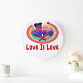 レッドフォントの2人の男性 虹背景 LOVE IS LOVE ラージ壁時計 (ホーム)