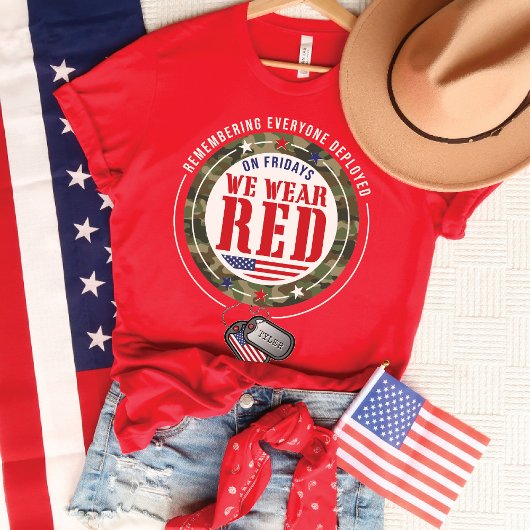 レッドフライデー軍隊家族の兵士の名前犬タグ Tシャツ