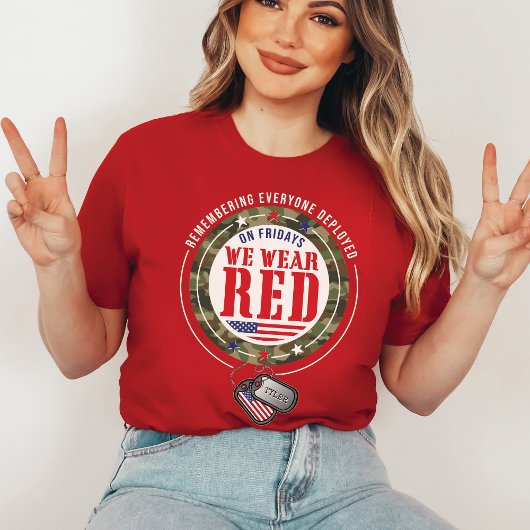 レッドフライデー軍隊家族の兵士の名前犬タグ Tシャツ