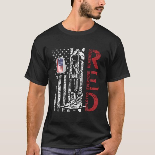 レッドフライデー軍隊軍の兵士の米国旗を展開 Tシャツ (正面)