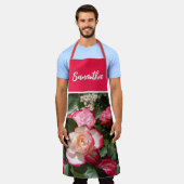 レッドフローラとホワイトローズバラ女性キッチン エプロン (着用した状態)
