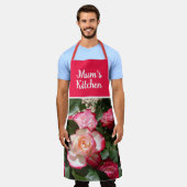 レッドフローラ&ホワイトローズバラメンズキッチン エプロン (着用した状態)