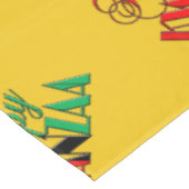 レッドブラックグリーンイエロータイポグラフィハッピークワンザ テーブルクロス (アングル)