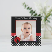 レッドブラックレディバグ水玉模様1stバースデーフォト 招待状 (スタンド正面)