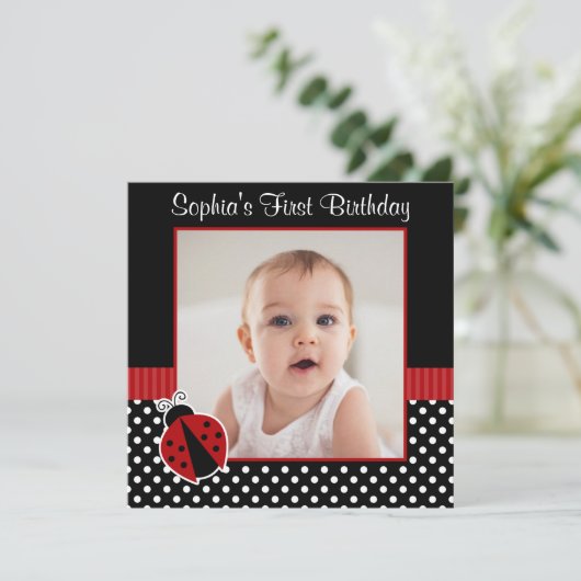 レッドブラックレディバグ水玉模様1stバースデーフォト 招待状 (スタンド正面)