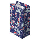 レッドブルーの鳥とトナカイのクリスマス抱き枕 スモールペーパーバッグ (正面アングル)