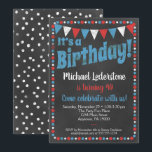 レッドブルーシャルボード誕生日招待状 招待状<br><div class="desc">チョークファンキーボードの赤と青の誕生日の招待チョークの文字「それは誕生日だ！」をトップに持ち、チョークボードの背景、フラグと可愛いポルカドット縁ど。</div>