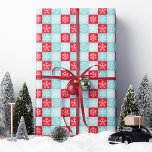 レッドブルー市松模様にスノーフレーク・クリスマス ラッピングペーパー<br><div class="desc">この赤と青のスノーフレークのフェスティバルラッピングの紙で市松模様にあなたの贈り物を包み込む。赤と青鮮やかの市松模様に四角が交互に並ぶ雪模様を特徴とするラッピング紙は、休日の贈り物に明るく冬のtouchを加える。クリスマスプレゼント、ホリデーパーティー、または季節のお祝いに最適な高品質この紙は、あなたのギフトがスタイルと喜びの両方で包まれたあることを保証する。</div>