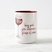 レッドヘイ女の子あなたがワインのグラスに値する引用文 ツートーンマグカップ (中央)