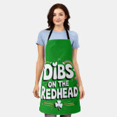 レッドヘッドに指名権 Funny St Patrick's Day エプロン (着用した状態)