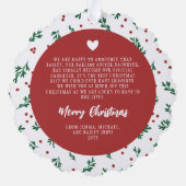 レッドベリーパターン初めてのクリスマス採用ファミリー オーナメントカード (裏面)