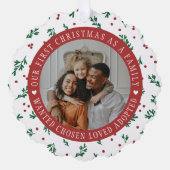 レッドベリーパターン初めてのクリスマス採用ファミリー オーナメントカード (正面)