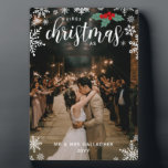 レッドホリー雪片1stクリスマス結婚の写真 フォトプラーク<br><div class="desc">As Mr & Mrs. Last Name写真のプラークは、プラーク、白い雪かわいらし片、緑の初めてのクリスマスを持つ赤いホリーの実葉は、あなたの名前と年をカバーして印刷され、美しいスノーフレークをテーマにした。</div>