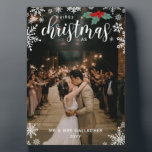 レッドホリー雪片1stクリスマス結婚の写真 フォトプラーク<br><div class="desc">As Mr & Mrs. Last Name写真のプラークは、プラーク、白い雪かわいらし片、緑の初めてのクリスマスを持つ赤いホリーの実葉は、あなたの名前と年をカバーして印刷され、美しいスノーフレークをテーマにした。</div>