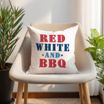 レッドホワイトおよびBBQ7月4日 アウトドアクッション<br><div class="desc">7月4日スタイリッシュ休日ピローデザインは、おもしろい"レッドホワイトとBBQ"のタイポグラフィデザインは、赤、白、青、ネイビー色と星のアクセントを備えている。背中に白い星模様のコーディネートのネイビーブルーが現れる。</div>