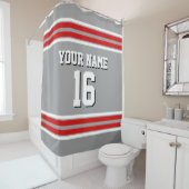 レッドホワイトとDkグレイストライプスポーツジャージー シャワーカーテン (インサイチュ)