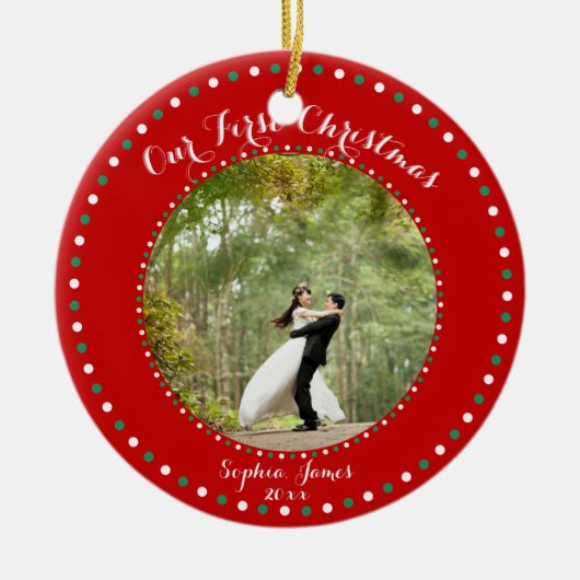 レッドホワイトグリーン我々の初めてのクリスマスオーナメント セラミックオーナメント (正面)