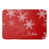 レッドホワイトスノーフレークのミニマリストのクリスマスの名前 バスマット (正面)