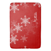 レッドホワイトスノーフレークのミニマリストのクリスマスの名前 バスマット (正面縦)