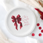 レッドボウ彼女は結び目のブライダルシャワー ペーパープレート<br><div class="desc">"彼女ポップ・アートのは結び目かわいらしを結ぶ"赤い弓の紙プレートでブライダルシャワーに追加！甘い深いの赤いリボンデザインで飾られたプレートは、上品な雰囲気と魅力的な雰囲気をミックス。カクテル時間の軽食からデザートテーブルの楽しみ、ディナースプレッドまで、あらゆる用途に最適カジュアル。シックでテーマにフィットするように設計さフェミニンれ、彼らは喧騒なく、洗練された組み合わせの外観を持つ。そして、花嫁のように小さな個性を振りユニーク撒く簡単的な方法だ。</div>