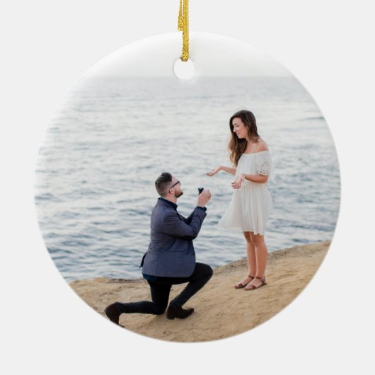 レッドポインセチアリース初めてのクリスマス 婚約した セラミックオーナメント (裏面)