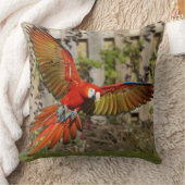 レッドマコー飛んでいる装飾用クッション クッション (ブランケット)